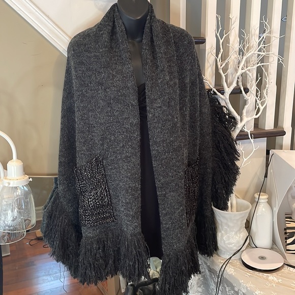 Grey Reading Shawl with Two Pockets - Picture 11 of 11